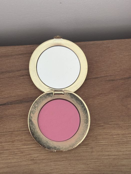 Róż too faced cloud crush