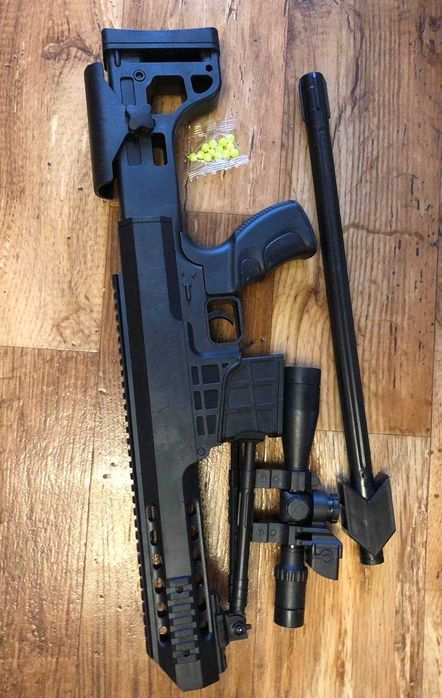 Снайперська гвинтівка з лазерним прицілом на сошках