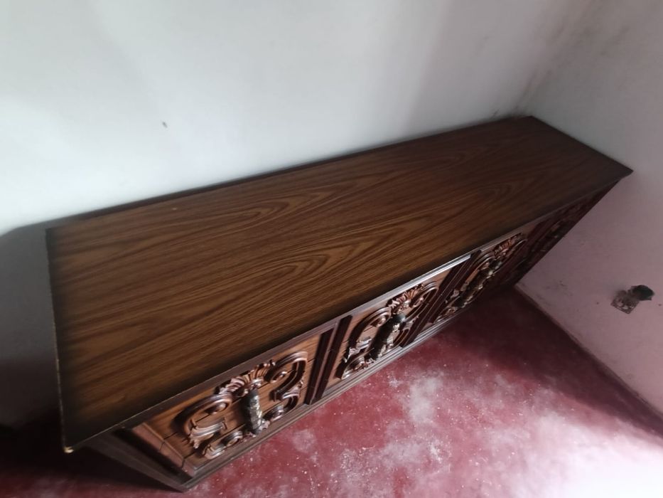 mesas de cabeceira antigas+ cama de madeira+ cómoda