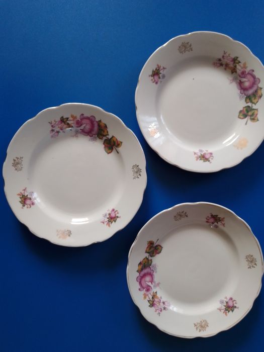 Фарфоровые и фаянсовые тарелки