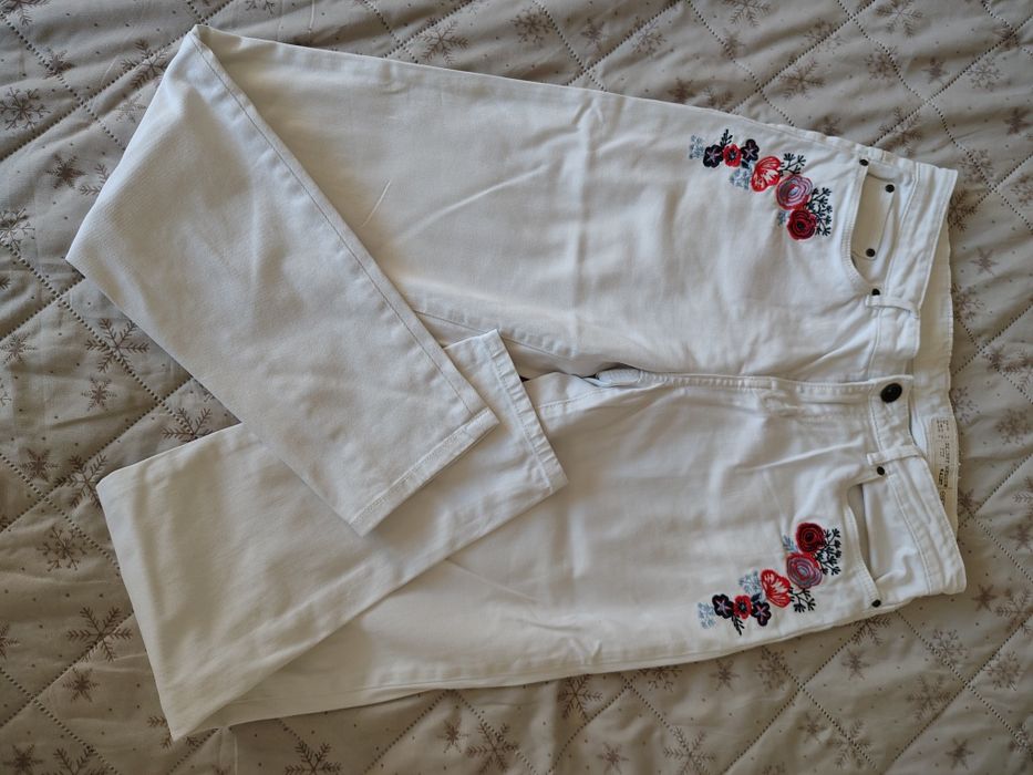 Spodnie damskie białe z haftem