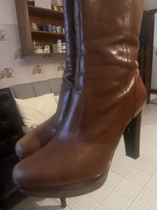 Botas de cano alto em pele