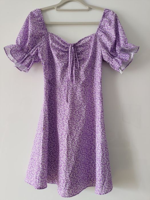 Fioletowa sukienka, zwiewna w kwiatuszki