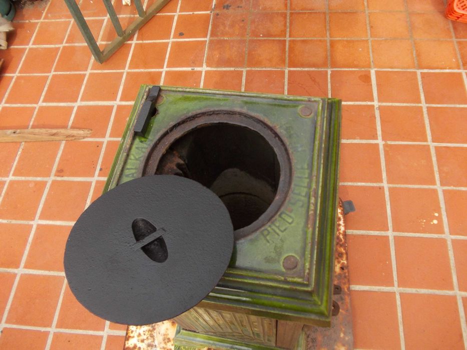 Antiga salamandra  ferro Fundido Esmaltado  a Funcionar Pied de Selle