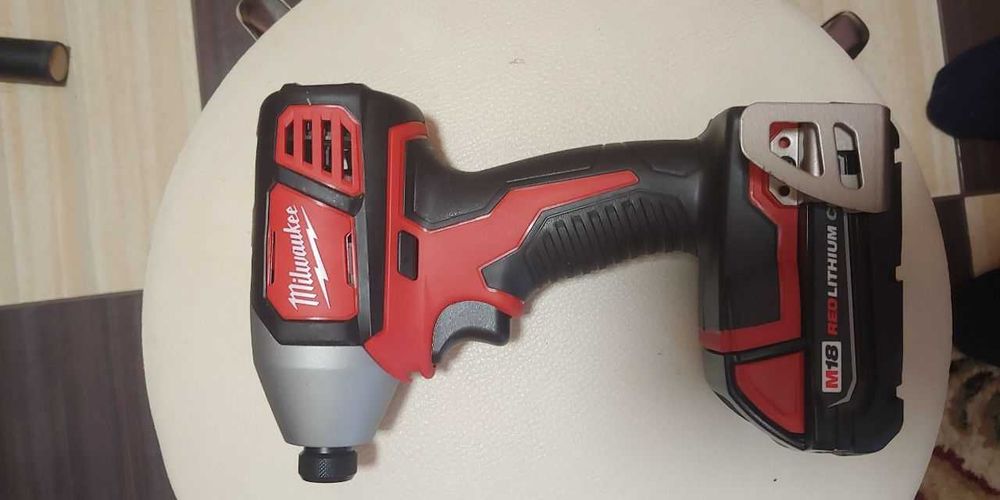 Milwaukee M18 2691-22 набір шуруповертів