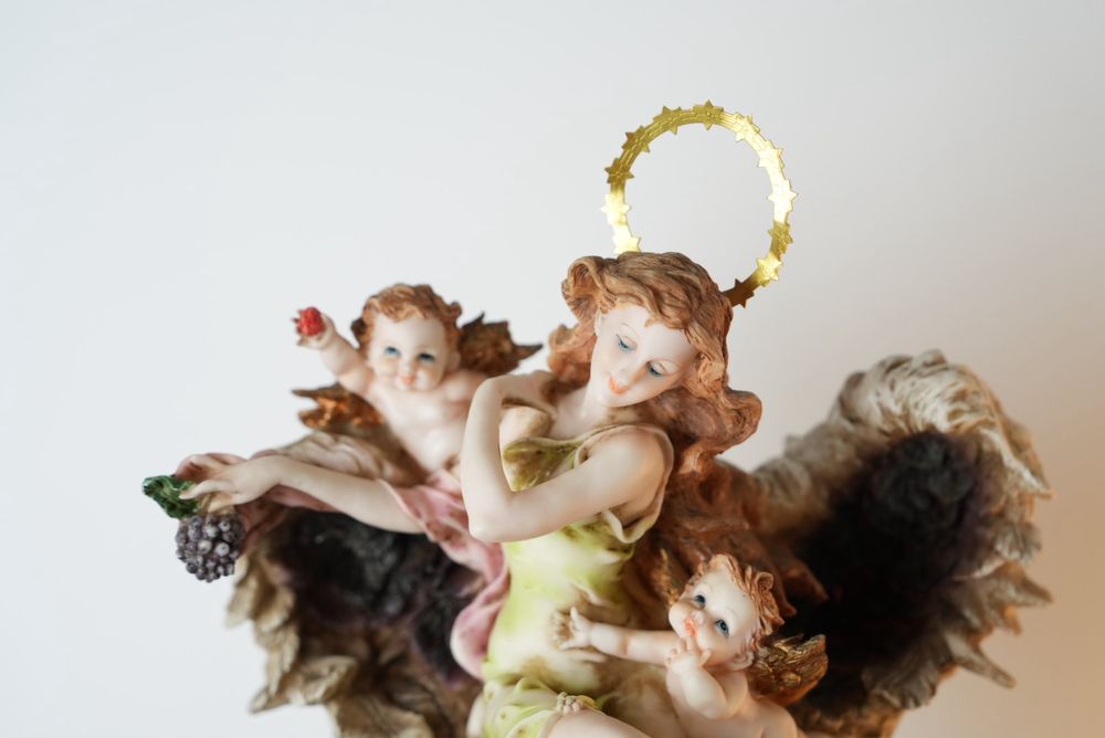 Estátua de Santa guardiã com anjos