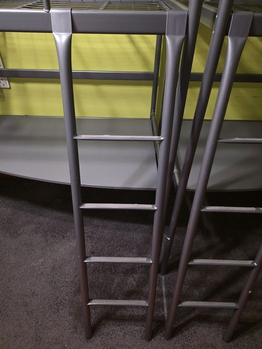 Łóżko piętrowe Ikea SVÄRTA z biurkiem