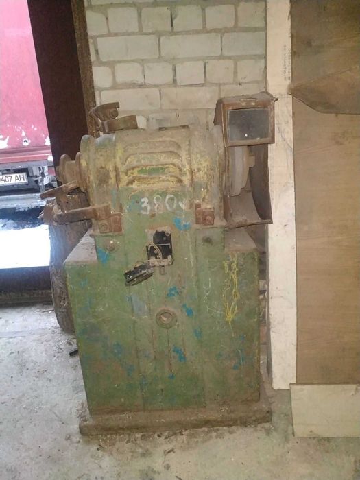 Заточний універсальний шліфувальний верстат наждак точило