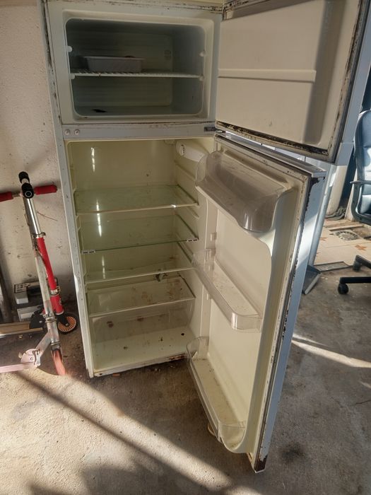 Vendo geladeira usada mais funcionando bem.