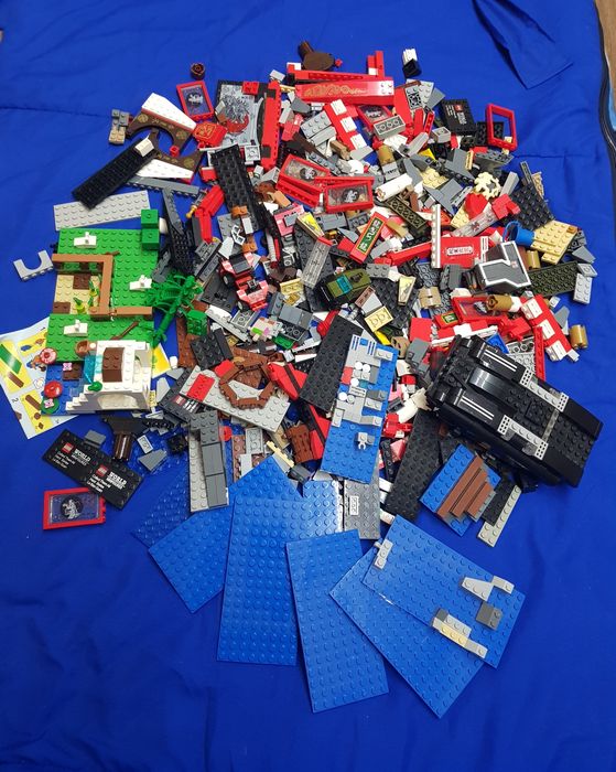 Детали конструктора LEGO с минифигурками