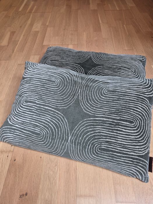 Trzy Poszewki na poduszki 30 x 50 cm zielone jysk. Stan idealny.