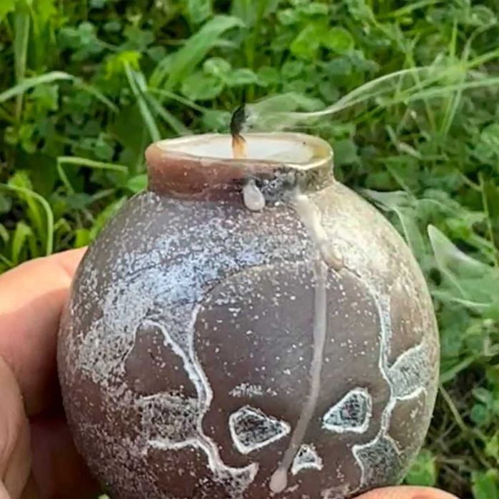 Свічка ручної роботи у формі бомби