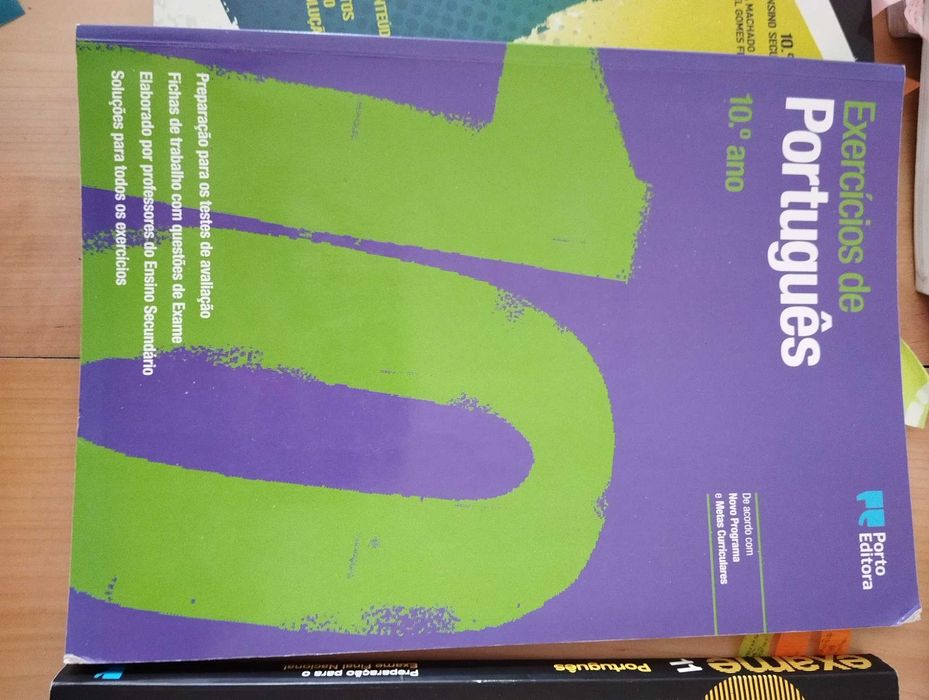 Livro Preparar exames português 11. Ano. da Porto editora