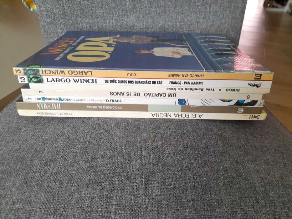 Diversos álbuns de capa dura.