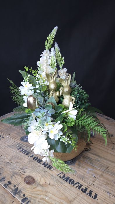 Dekoracja wielkanocna złote zajaczki biale kwiaty