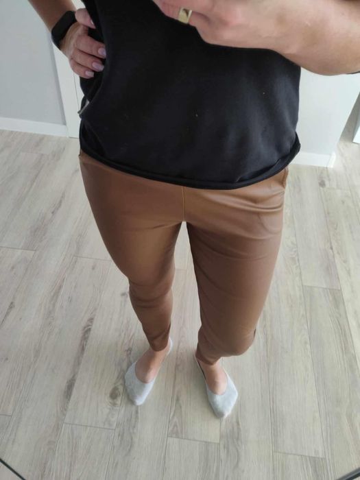 Karmelowe brązowe śliskie spodnie s 36