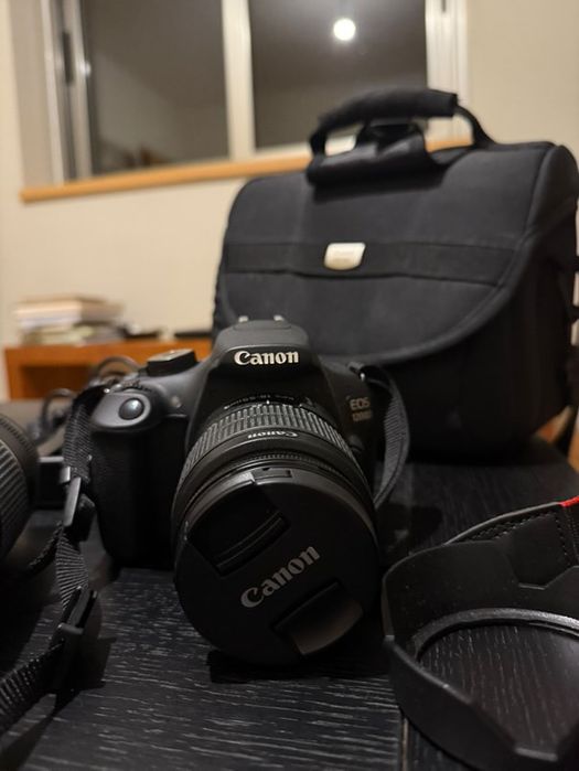 Máquina fotográfica Canon EOS 1200D com duas objetivas