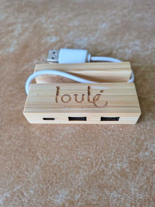 Hub USB em Bambu - 2x USB-A + USB-C | Suporte Telemóvel | Novo