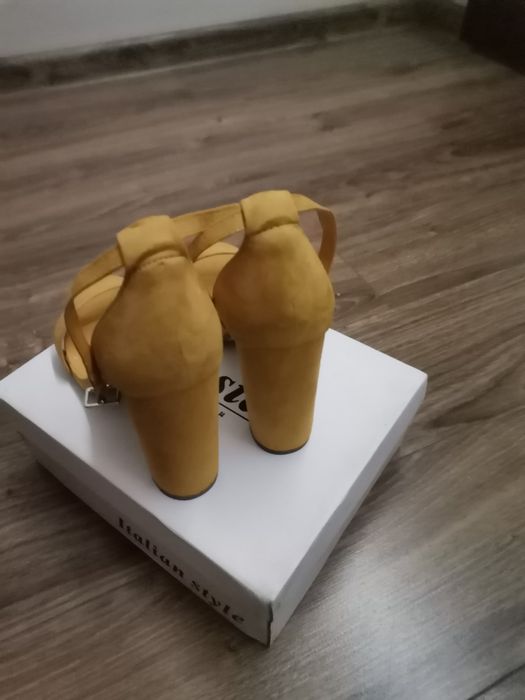 Nowe zamszowe sandały w kolorze musztardowym.Rozmiar 38.