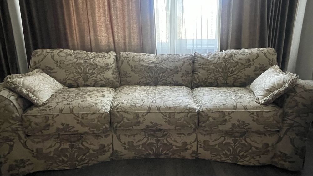 Диван з подушками