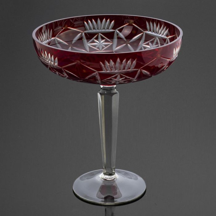 Фруктовница рубинового цвета на ножке СССР ваза