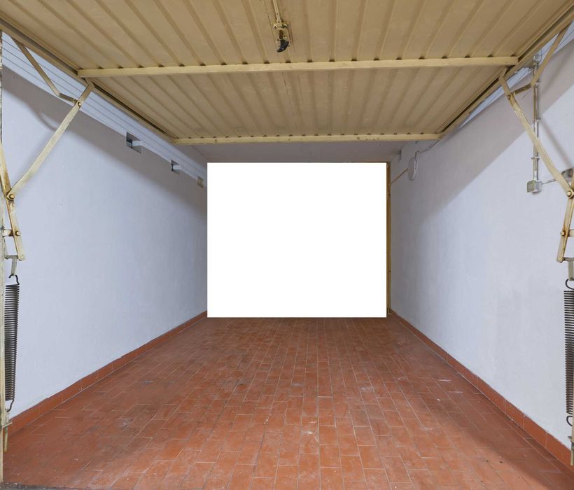 Amadora T2 _ 3 ass1º Andar com garagem ( BOX) totalmente renovado