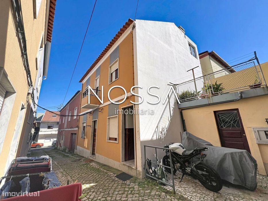 Moradia bi-familiar composta por dois apartamentos T2 com entradas...