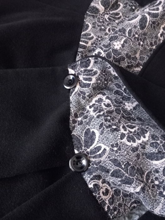 Czarny płaszcz z koronką