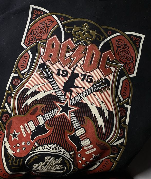 Зіп-кофта AC/DC.