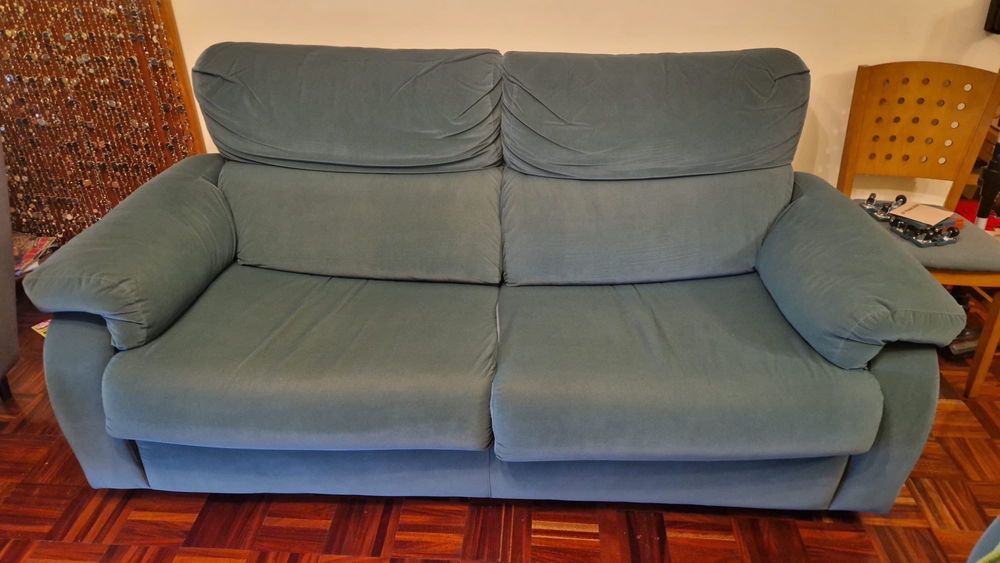 1 sofá de três lugares (com cama) +1 sofá de dois lugares