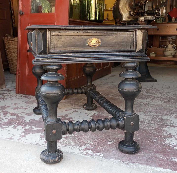 Antigo bufete em castanho