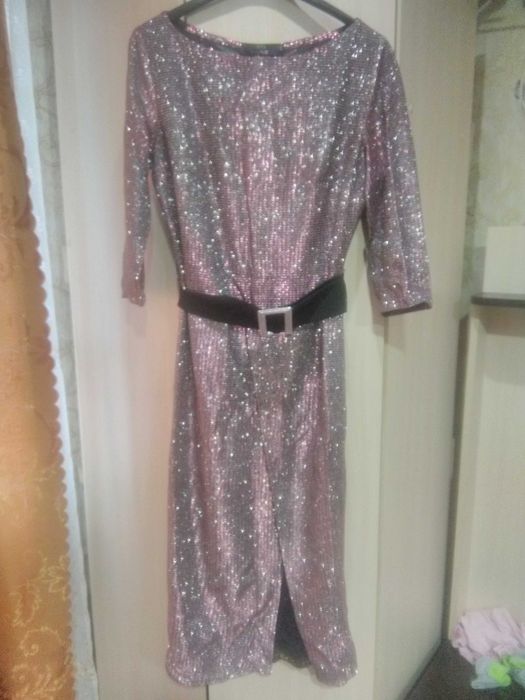 Сукня нарядна дуже гарна.