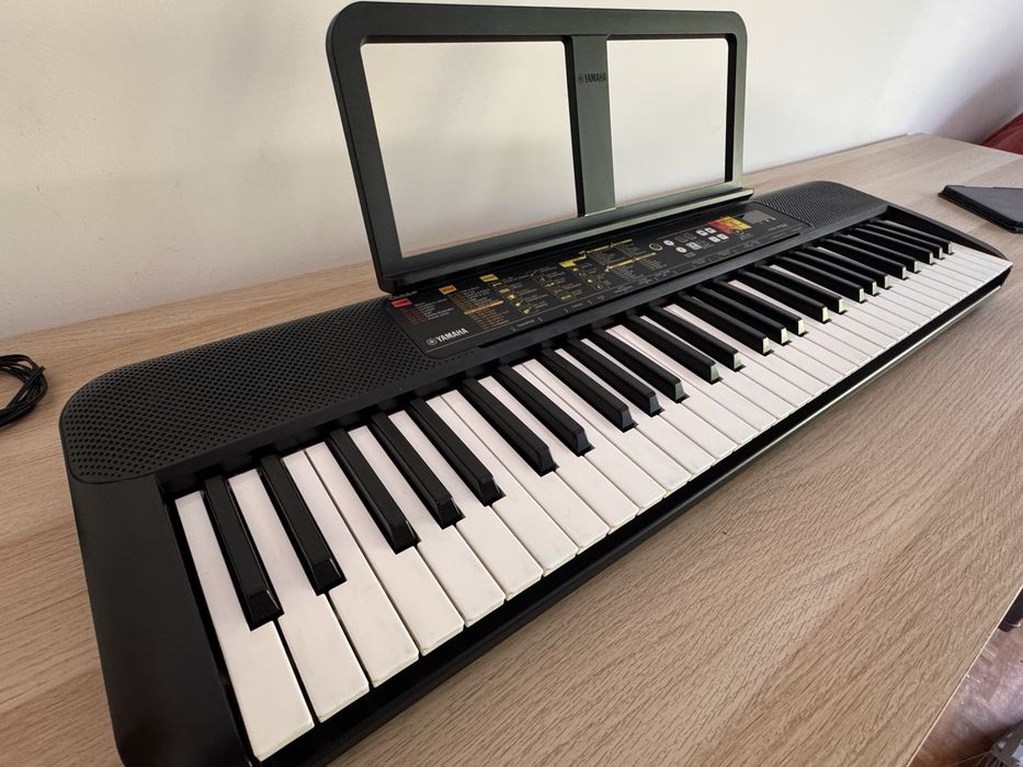 Teclado Yamaha PSR-F52 COMO NOVO
