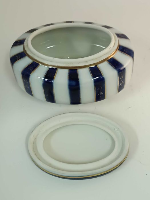 Bonita caixa guarda joias em porcelana alemã