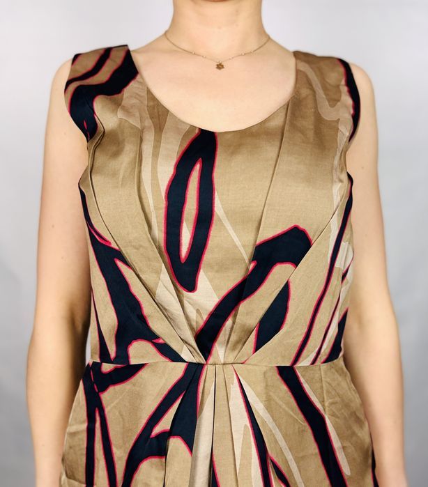 Beżowa sukienka z abstrakcyjnym wzorem S 36