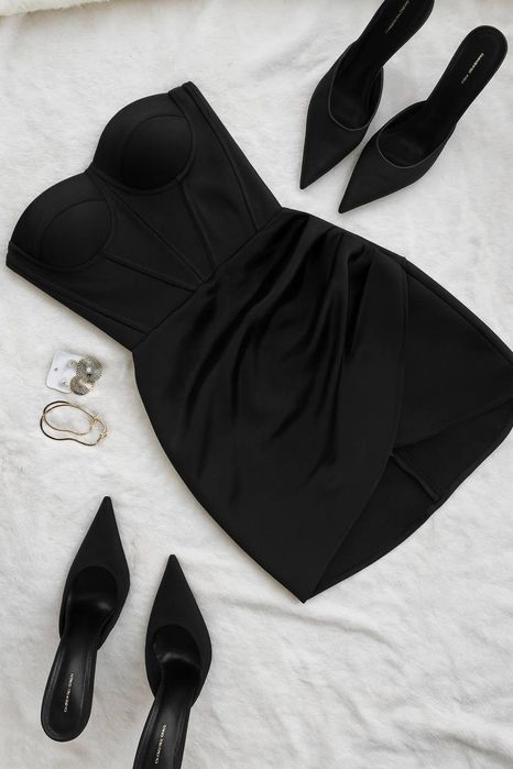 Гарна чорна сукня