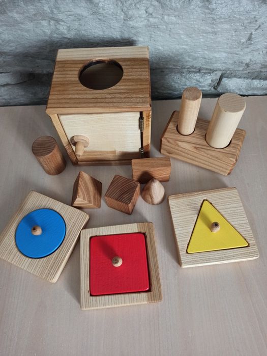 Іграшки Монтессорі для раннього розвитку