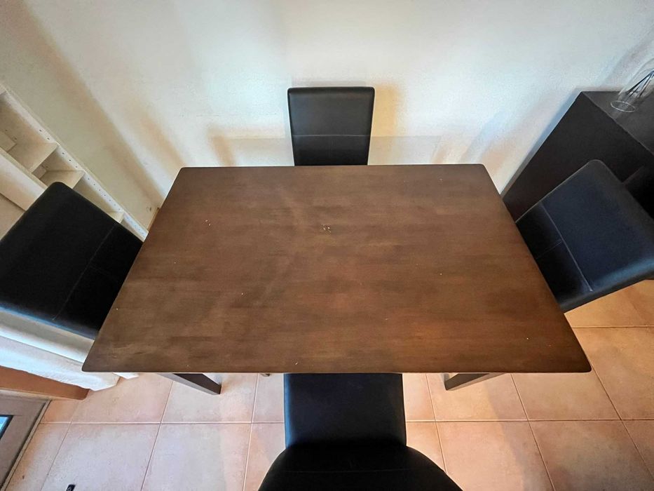 Conjunto de mesa madeira escura e 4 cadeiras em pele - 80 €