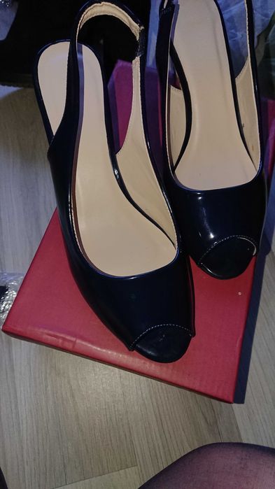 Śliczne sandały w kolorze czarnym i granatowym.