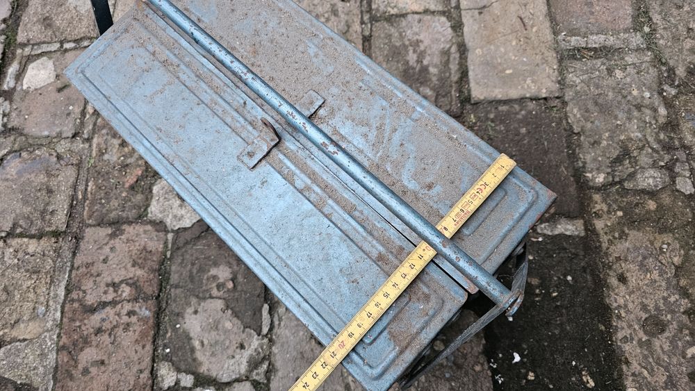 Metalowa skrzynka na narzędzia