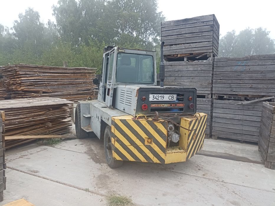 Авто навантажувач з дизельним двигуном на реєстрації