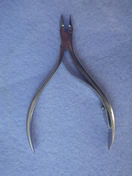 Маникюрные кусачки для ногтей.