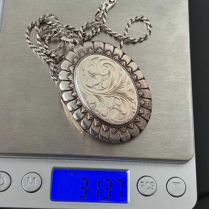 Srebrny medalion (sekretnik) wykonany ze srebra próby 925