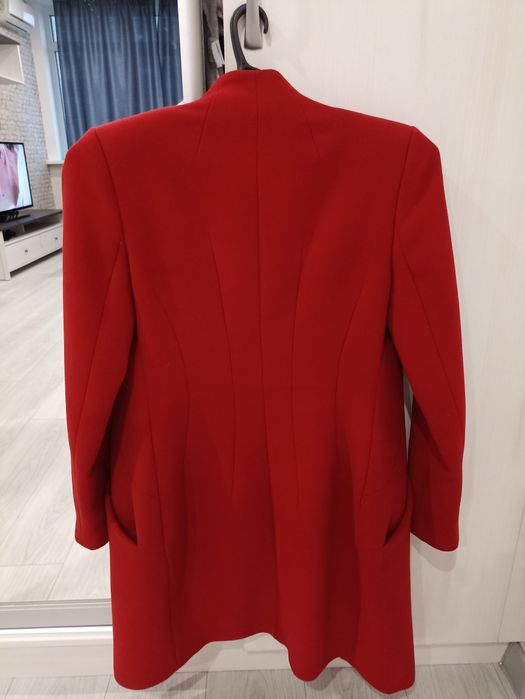 Женское красное пальто