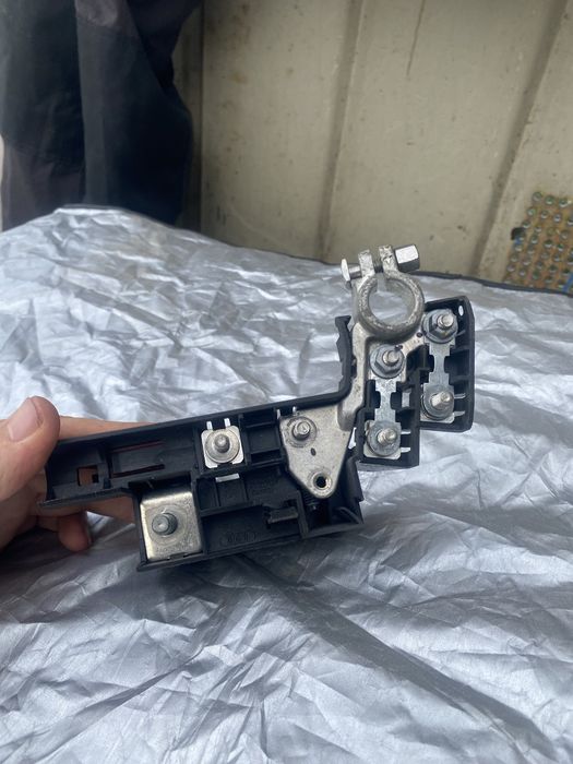 Клема акумулятора плюсова Audi A6 C6 vw Tiguan Golf 6 Polo K98J4590