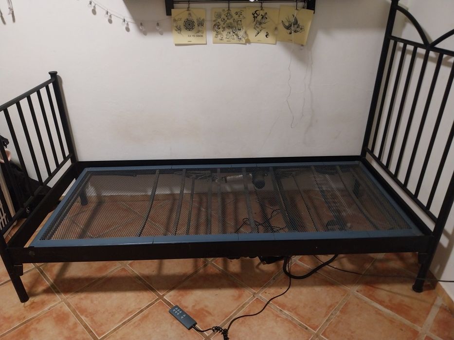 cama elétrica de Auping com estrutura metálica