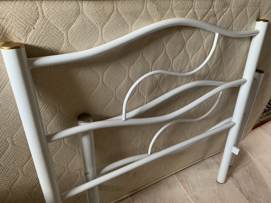 Cama de solteiro - colchão e mesas de cabeceira