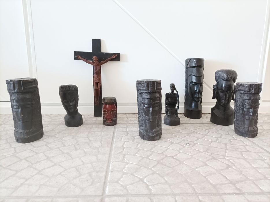 Estatuetas e cruz em pau preto