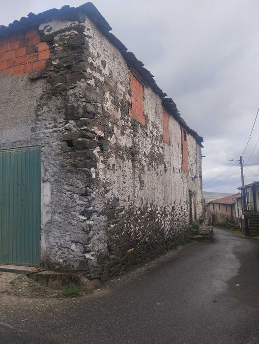 Casa de arrumos em pedra