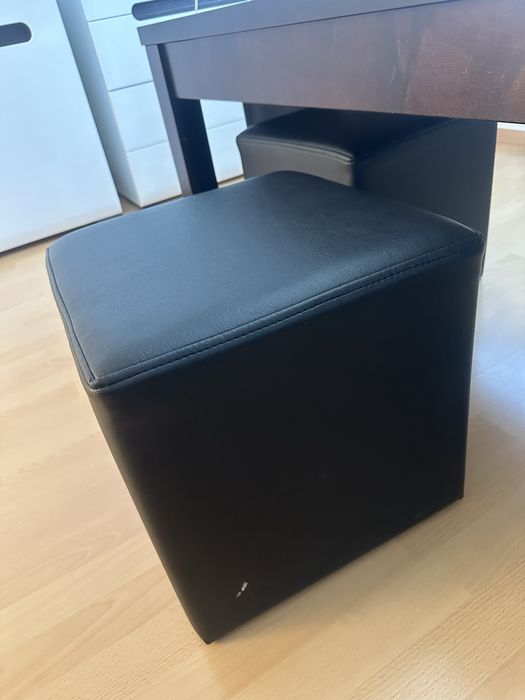 Stół ciemny brąz i 2 pufy czarne ekoskóra